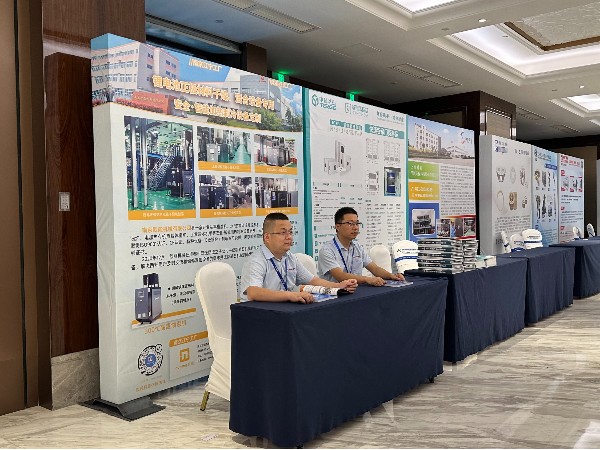 第二屆磷酸鐵鋰產業鏈高峰論壇，歐能機械展示模溫機溫控設備創新技術