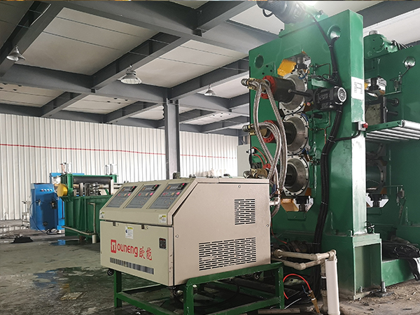 輥筒用模溫機進行溫度控制，精準控溫助力生產