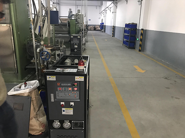 成型塑料模溫機助力擠出壓板制造，創(chuàng)新塑料片材生產技術